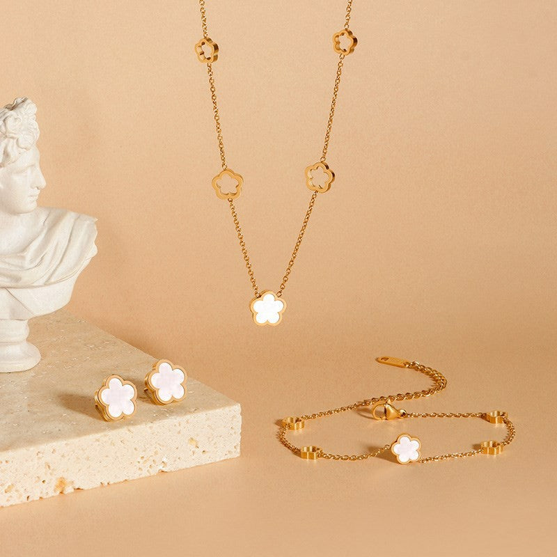 Collana fiore e guscio bianco