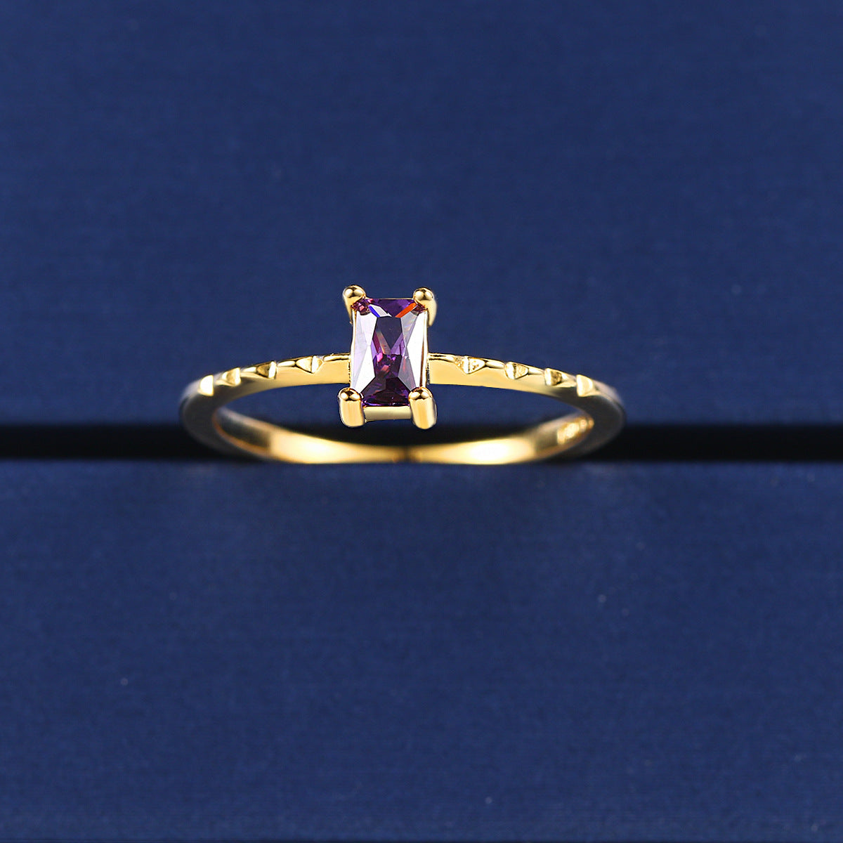 Anello zircone viola sottile