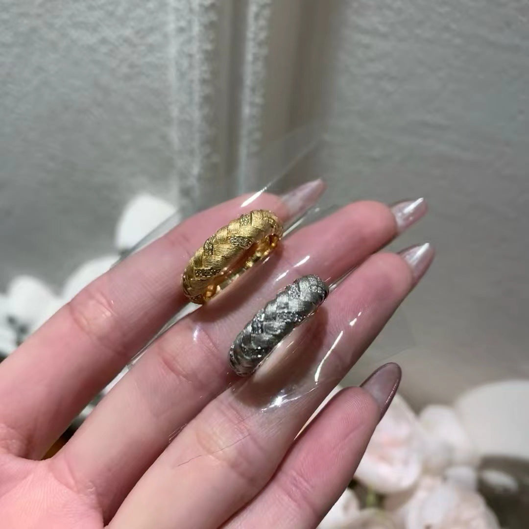 Anello intrecciato spazzolato