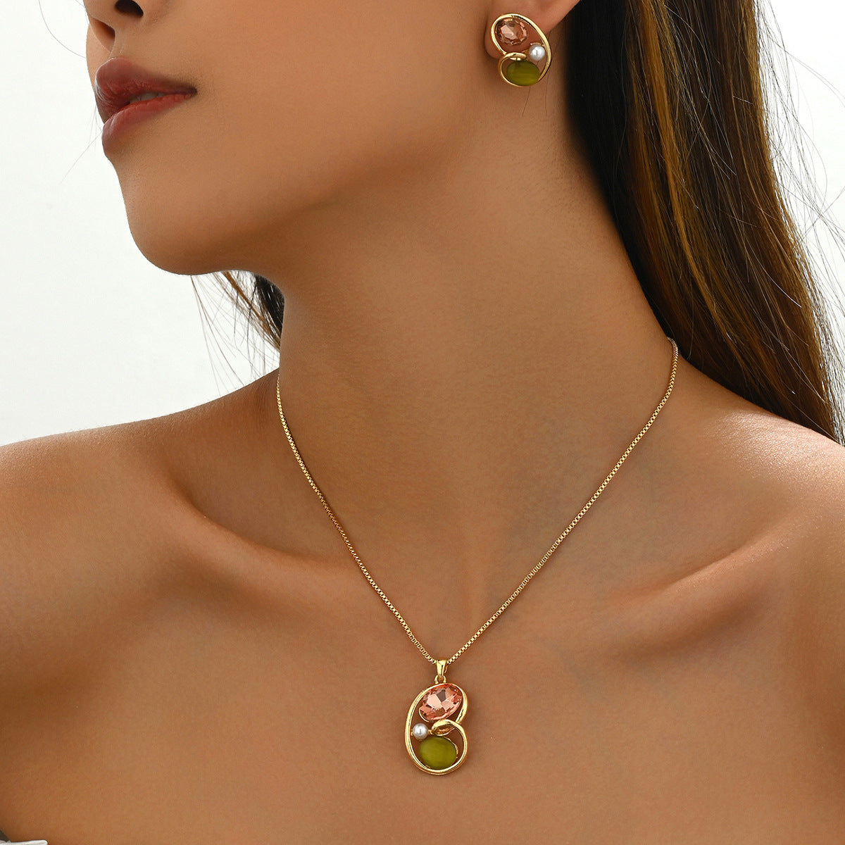 Orecchini e collana intarsiata
