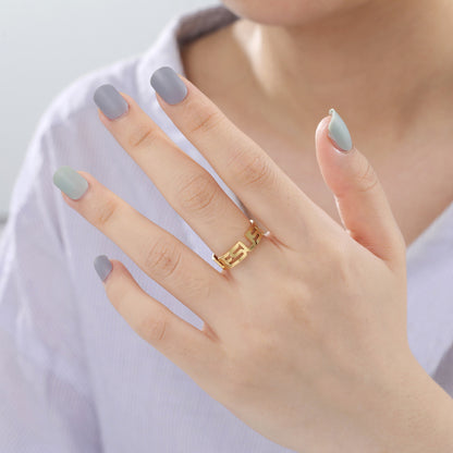 Anello con lettere incise