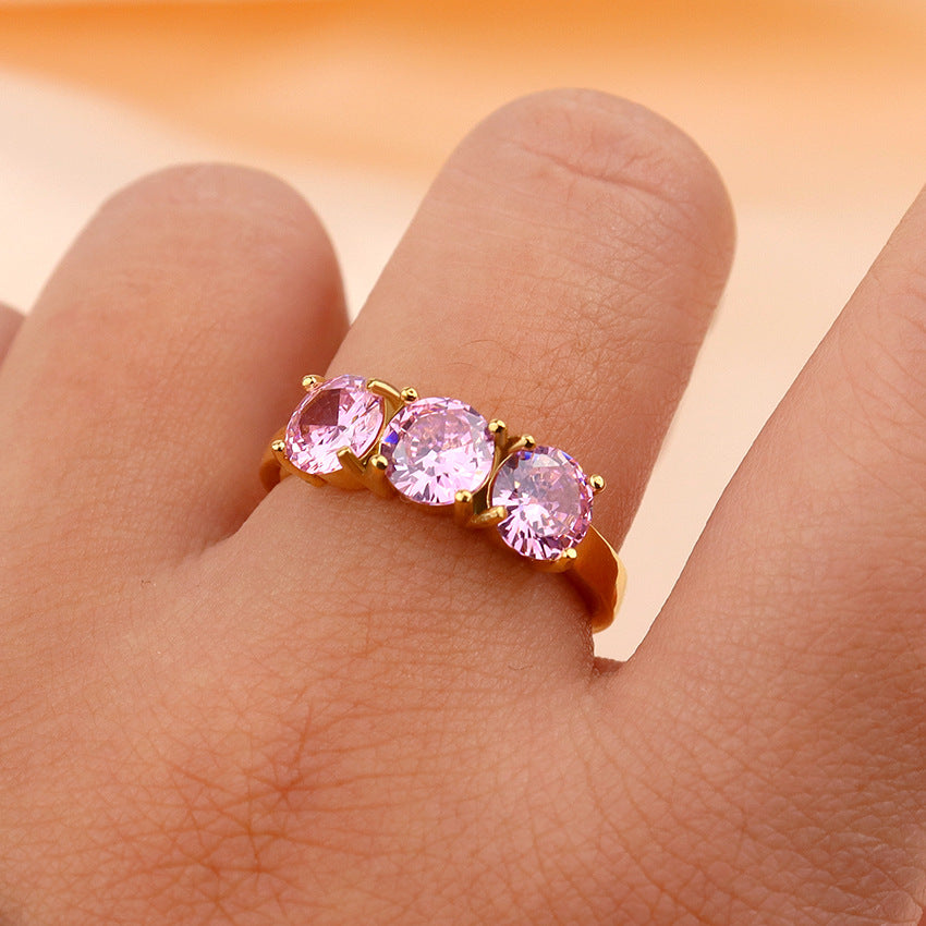 Anello con zirconi a quattro griffe