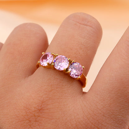 Anello con zirconi a quattro griffe