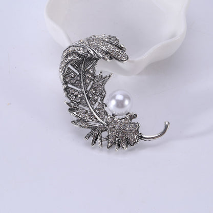 Spilla piuma con strass