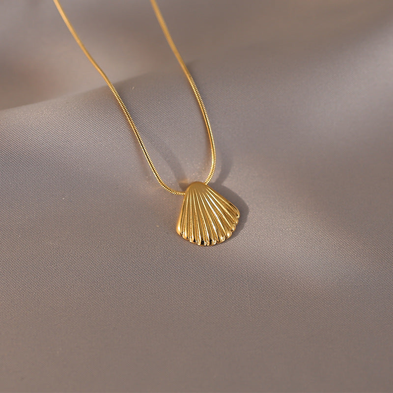 Collana conchiglia dorata di lusso