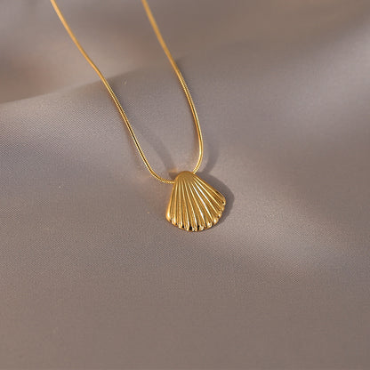 Collana conchiglia dorata di lusso