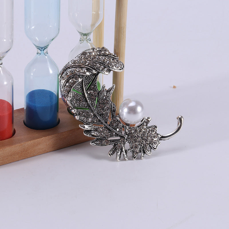 Spilla piuma con strass