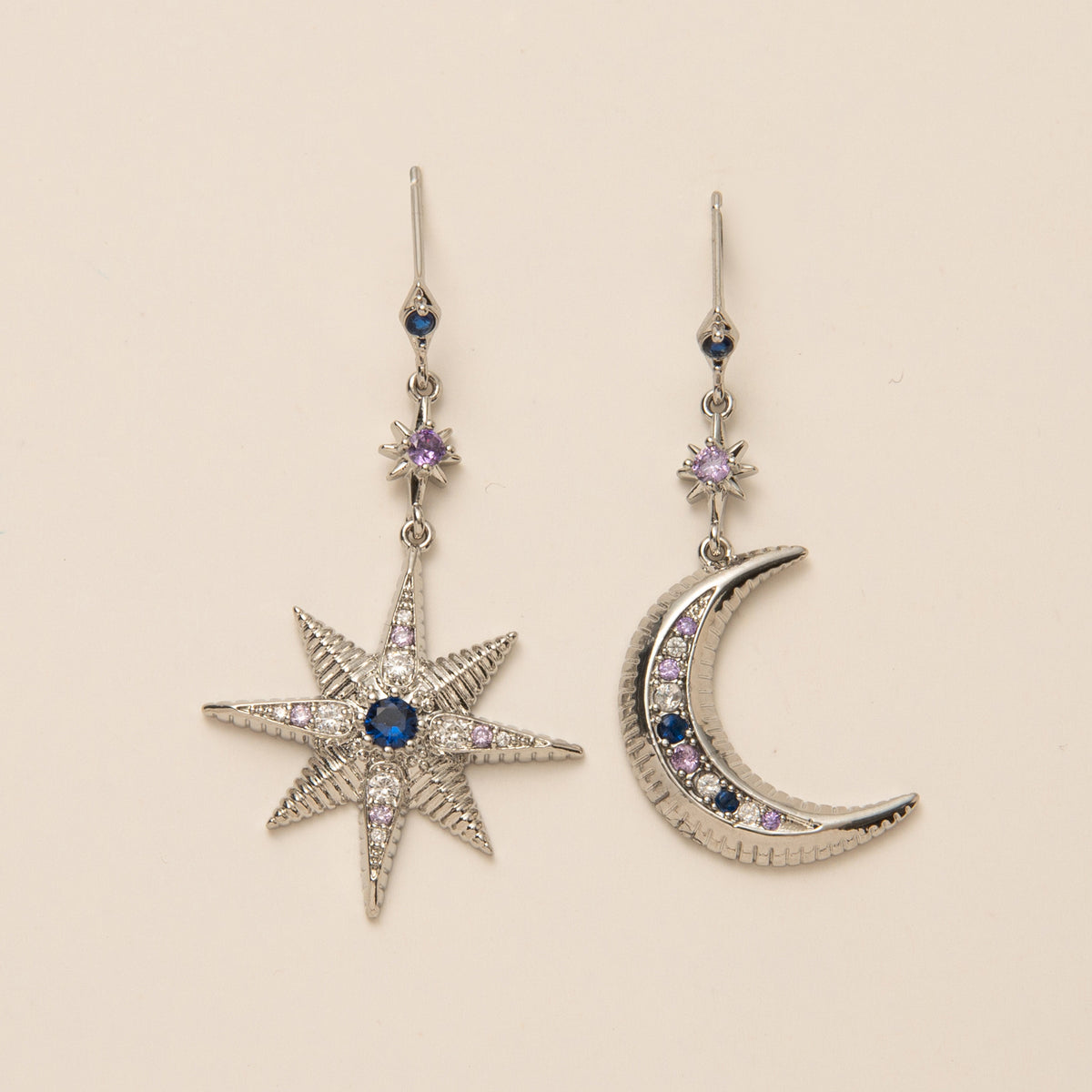 Orecchini stella e luna asimmetrici con zirconi