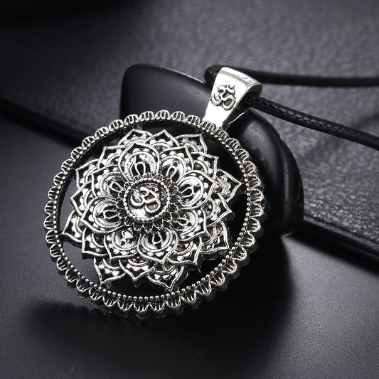 Collana mandala floreale mitologia indiana