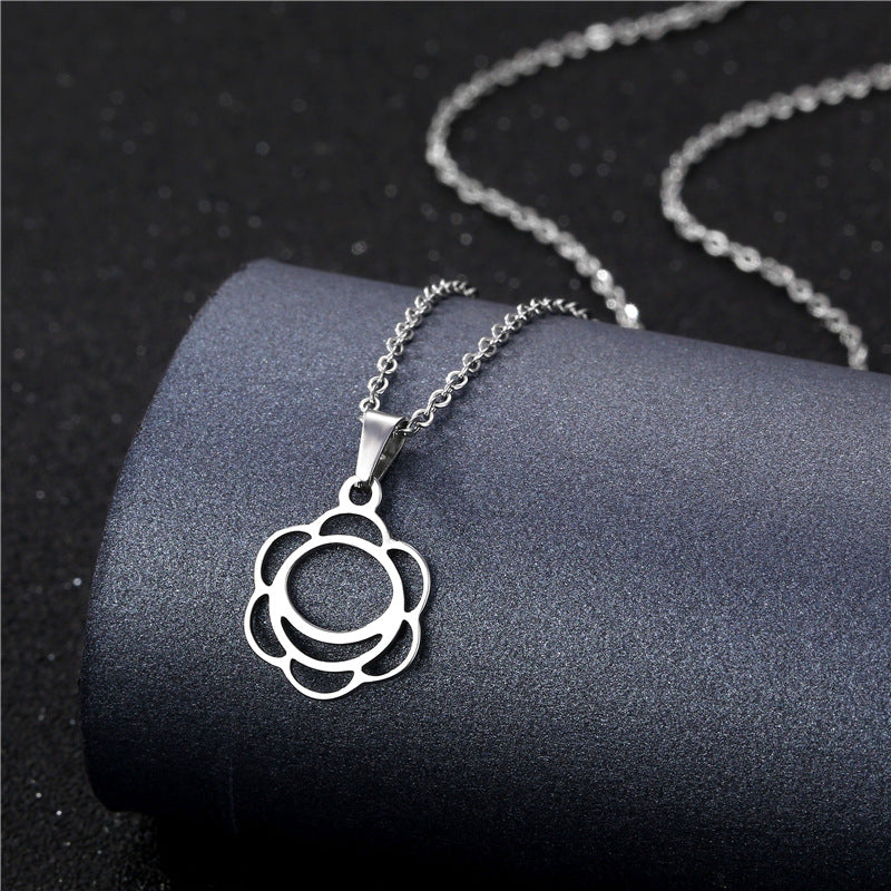 Collana geometrica traforata in acciaio inossidabile
