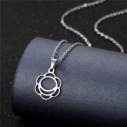 Collana geometrica traforata in acciaio inossidabile