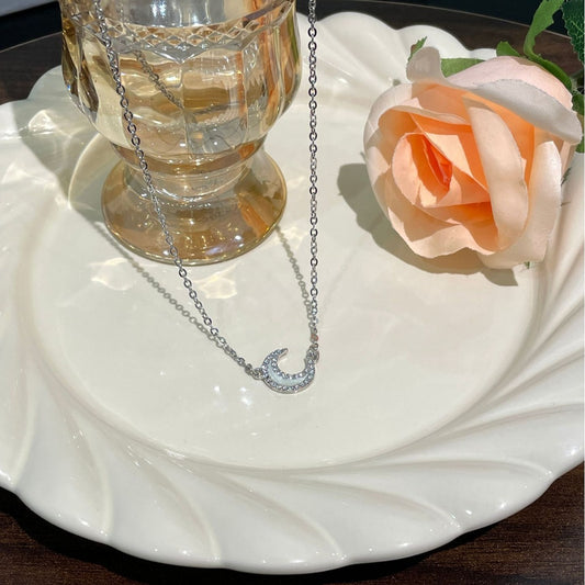 Collana a mezzaluna in titanio