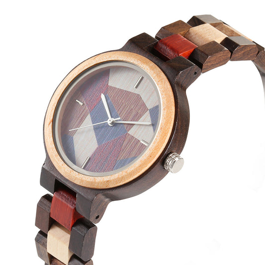 Orologio in legno con motivi geometrici