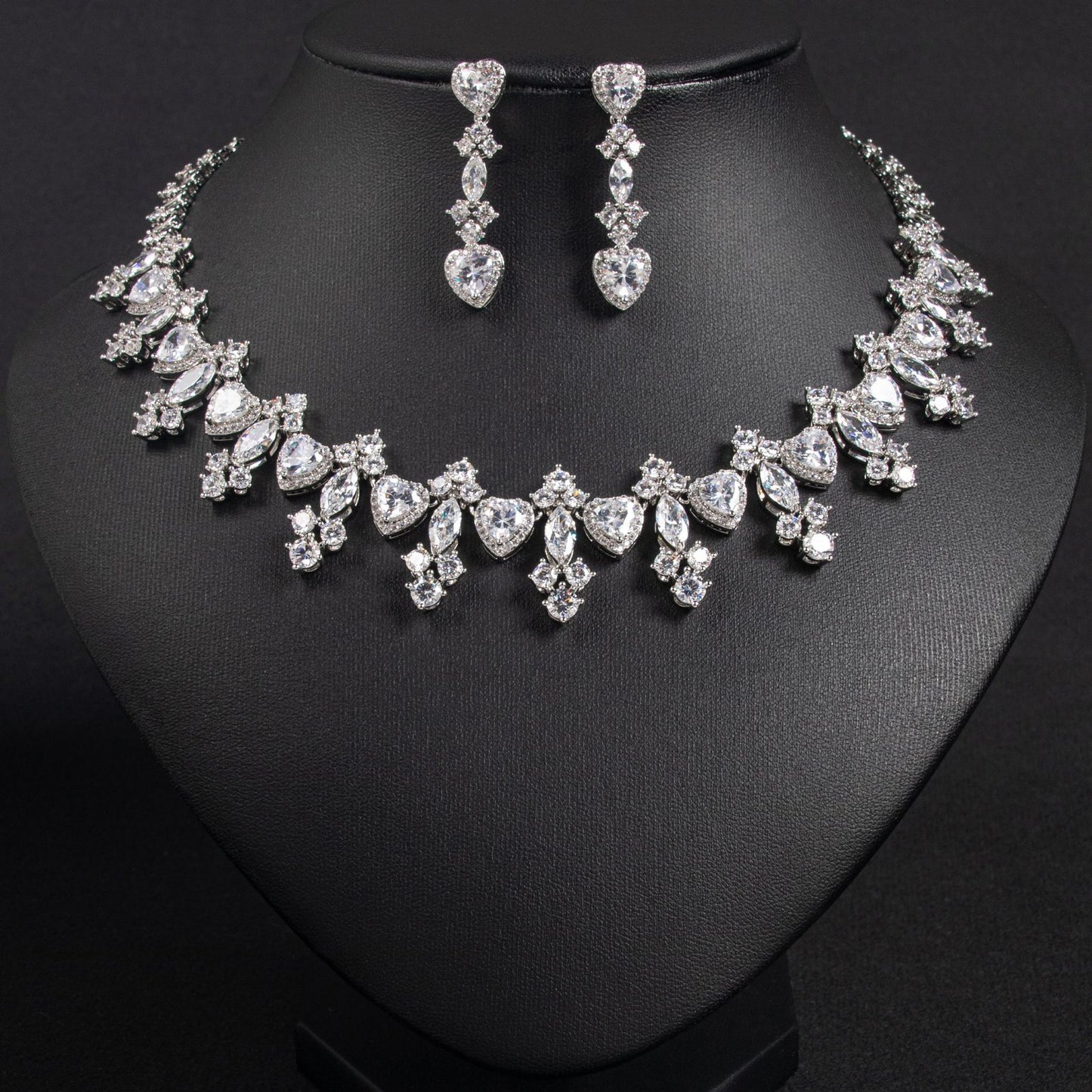 Collana e orecchini da donna