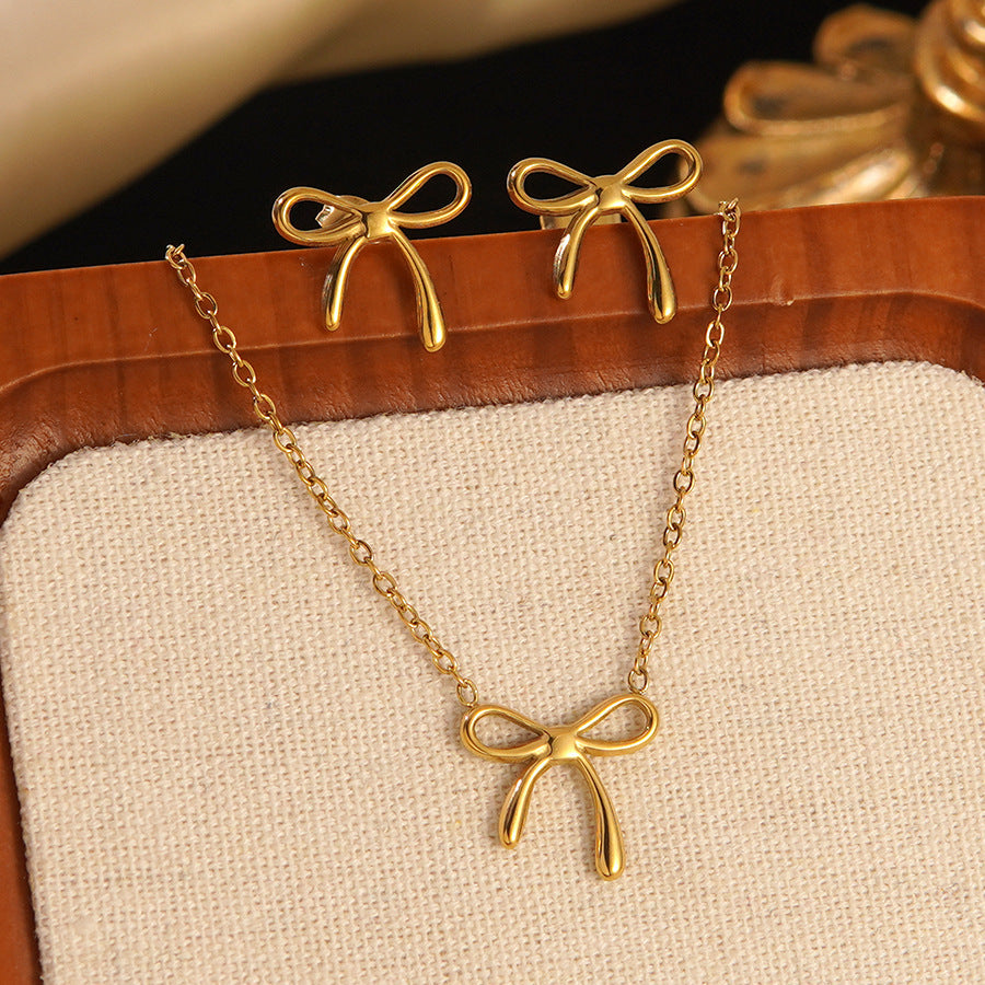 Collana e orecchini floreali