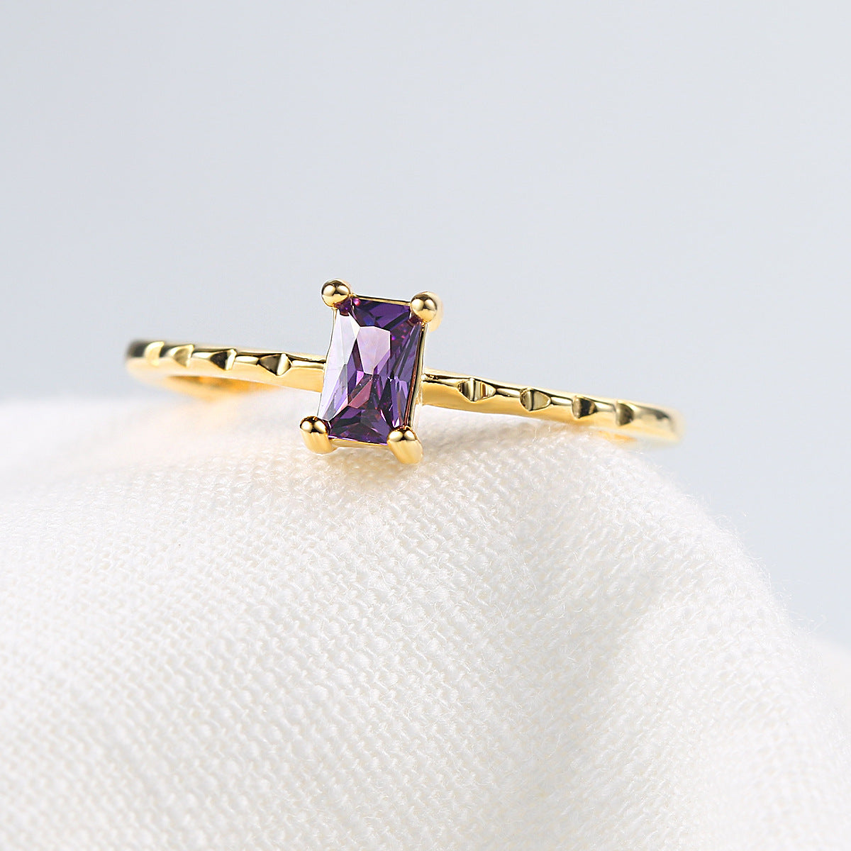 Anello zircone viola sottile