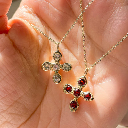 Collana con croce floreale in zircone