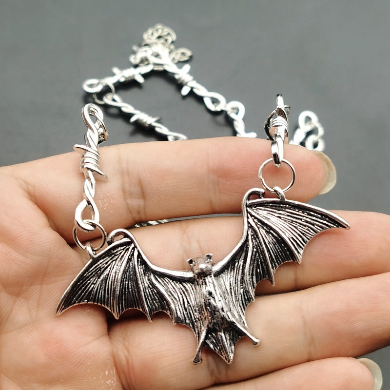 Collana pipistrello oscura