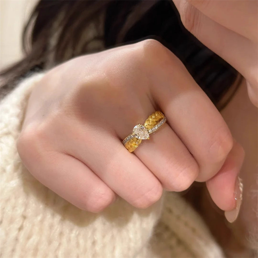 Anello goccia zircone intrecciato