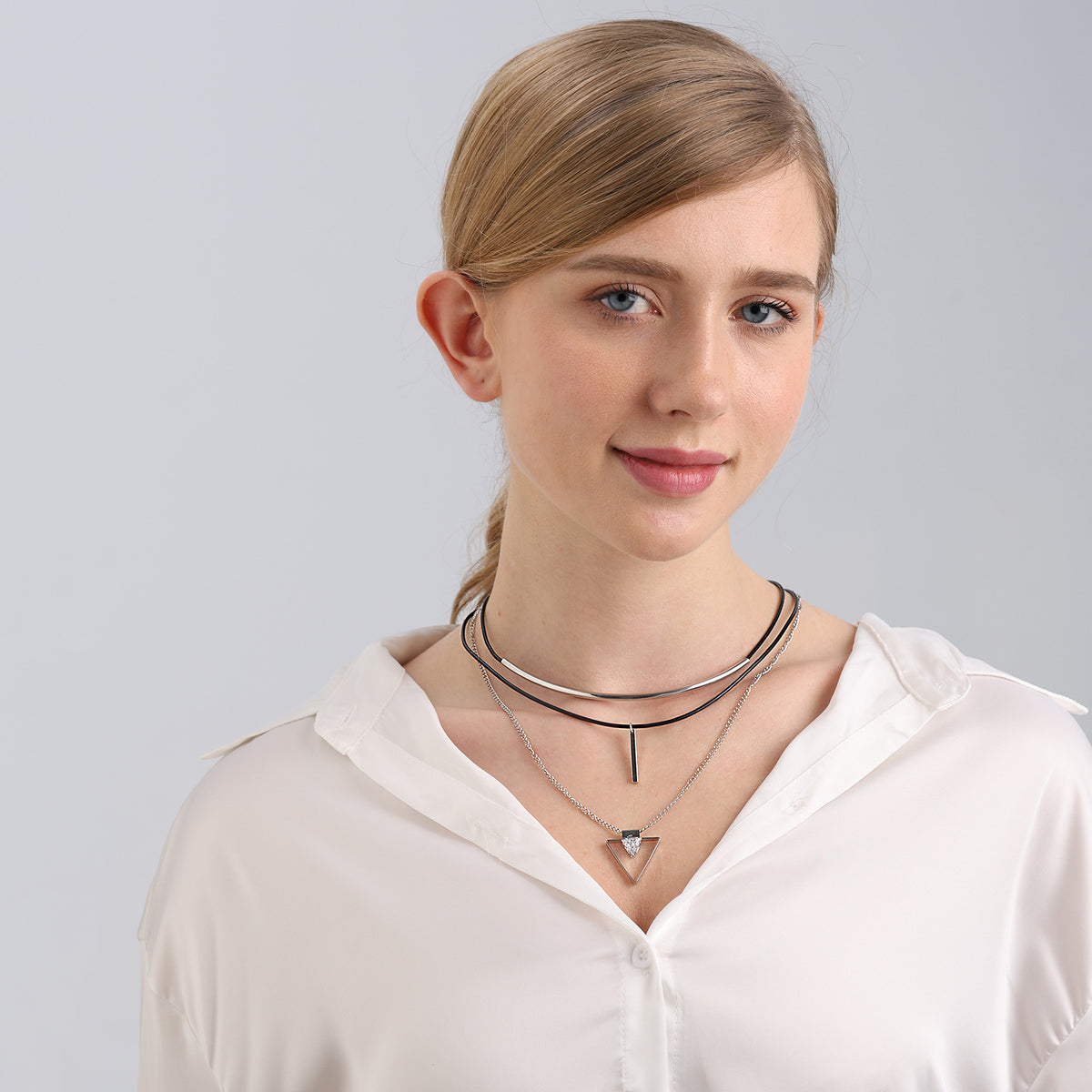 Collana pelle triangolo con zirconi
