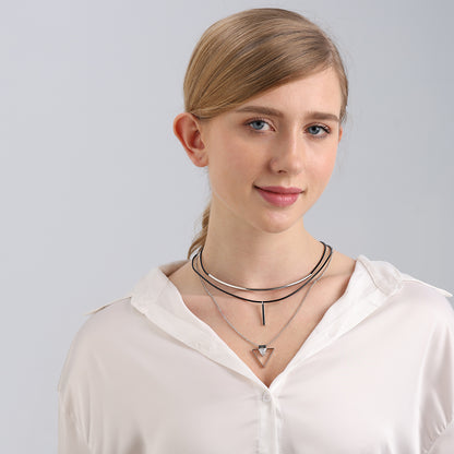 Collana pelle triangolo con zirconi