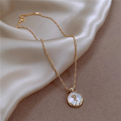 Collana dorata con pendente