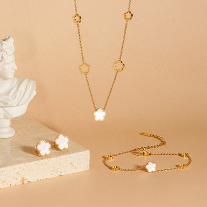 Collana fiore e guscio bianco