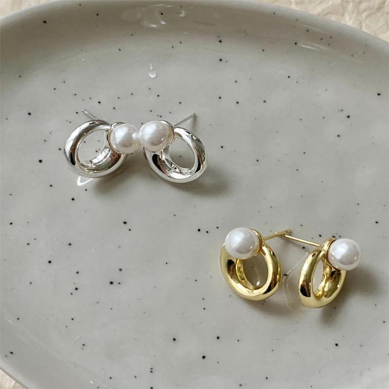 Orecchini con perla irregolare