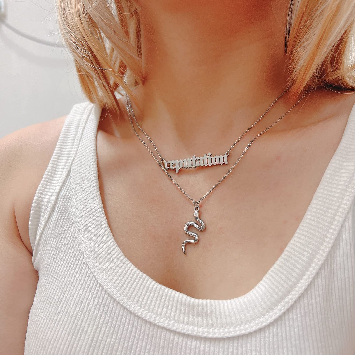 Collana con lettere titanio