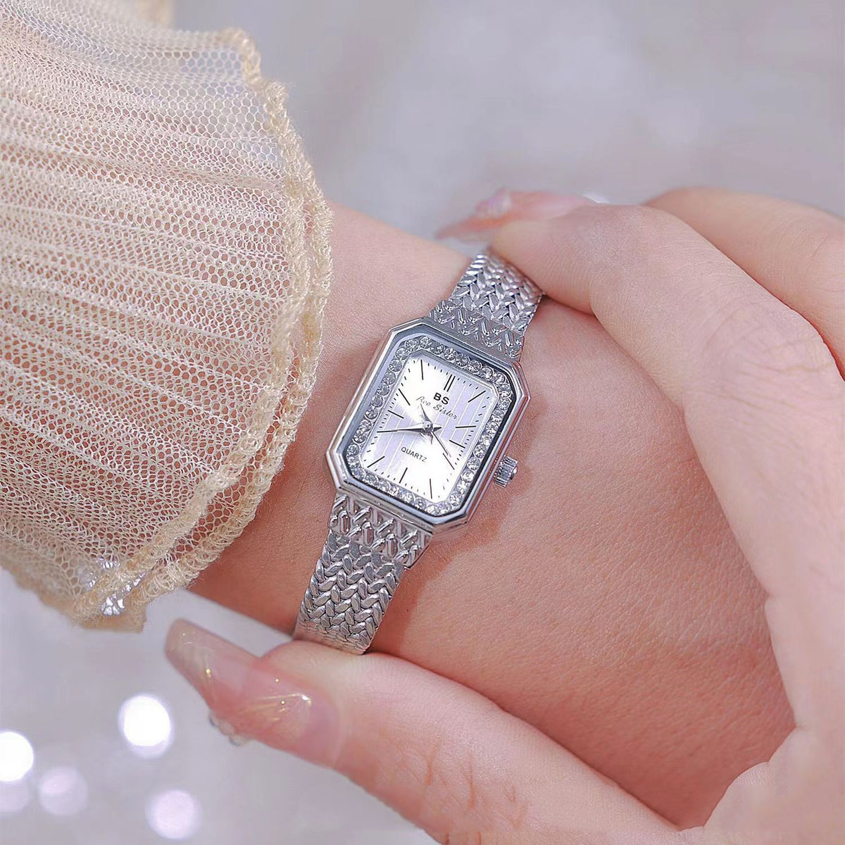 Orologio quadrato a mesh dorato