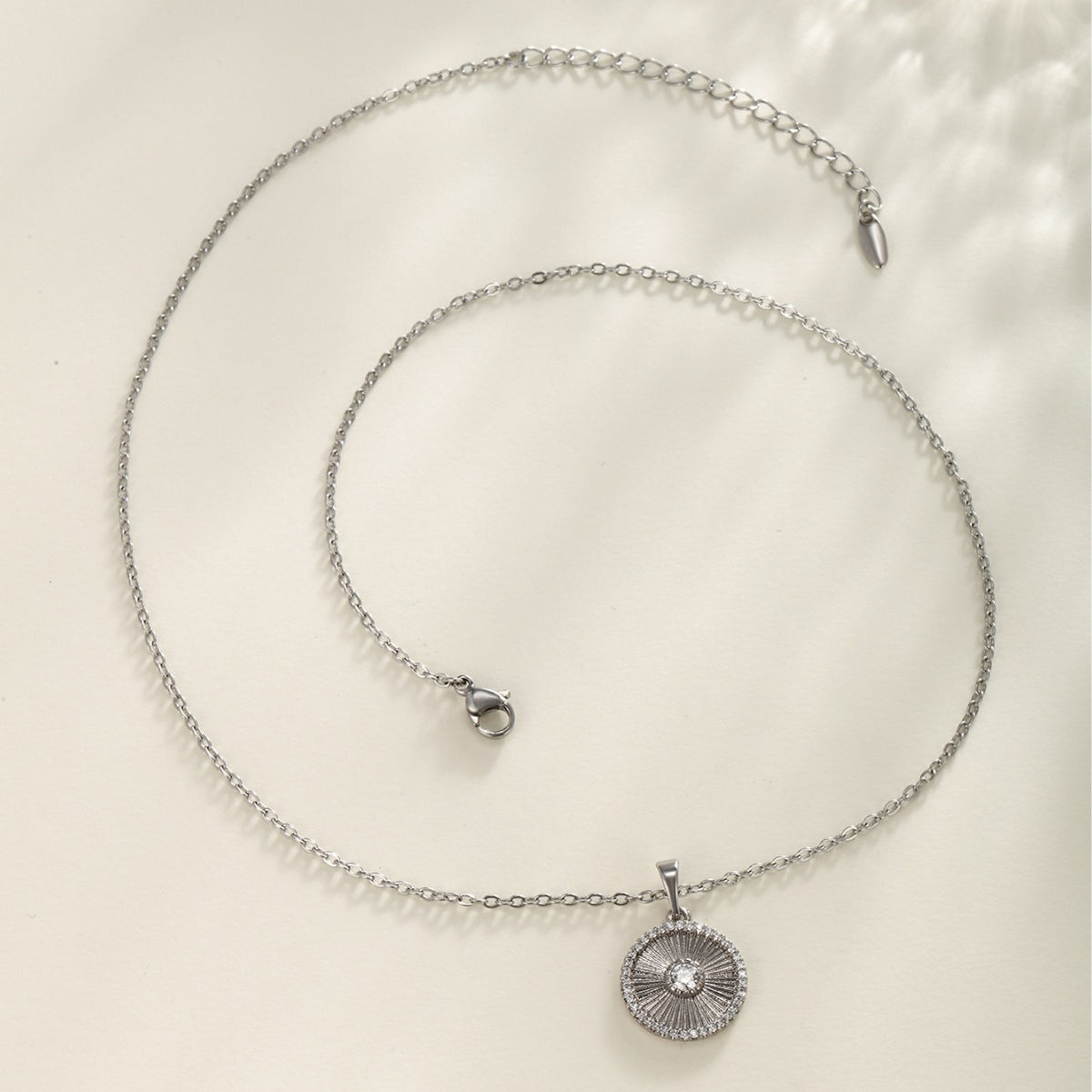 Collana con pendente geometrico in zirconi