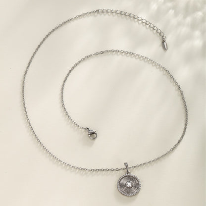 Collana con pendente geometrico in zirconi