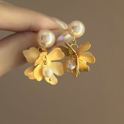 Orecchini a fiore con perla