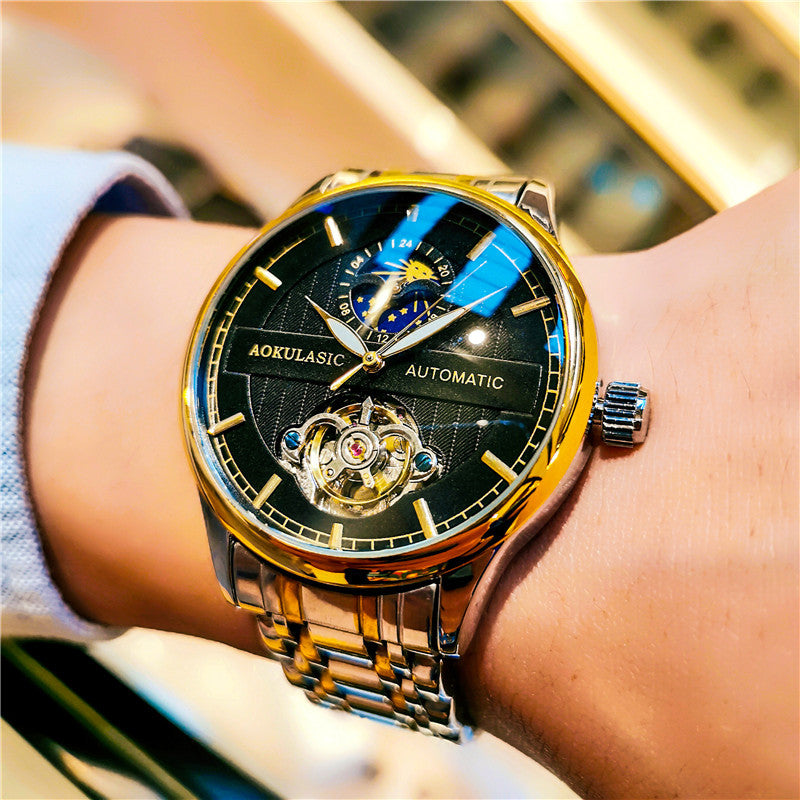 Orologio meccanico scheletrato da uomo luminoso