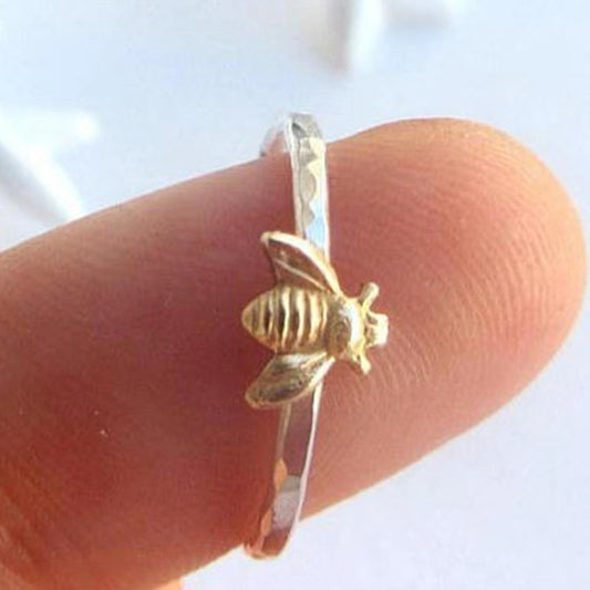 Anello dorato con ape