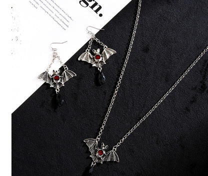 Collana pipistrello nero vistosa