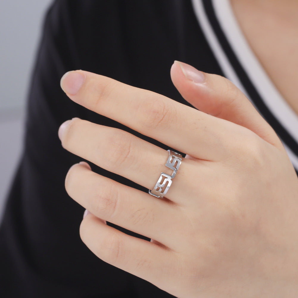 Anello con lettere incise