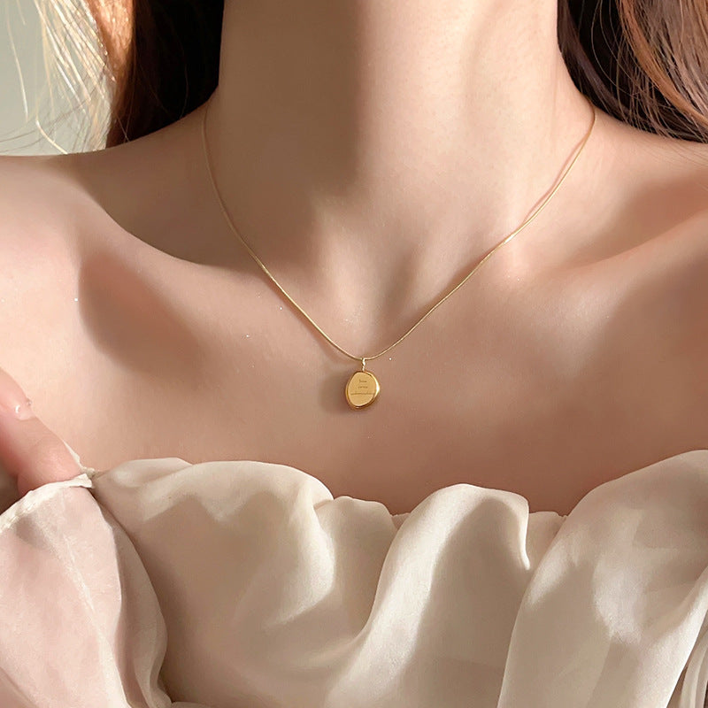 Collana dorata con pendente