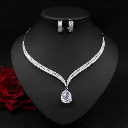 Collana e orecchini a goccia di zircone