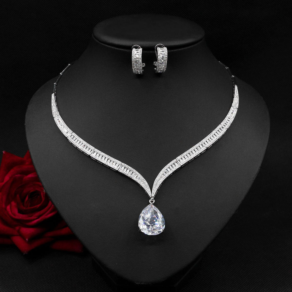 Collana e orecchini a goccia di zircone