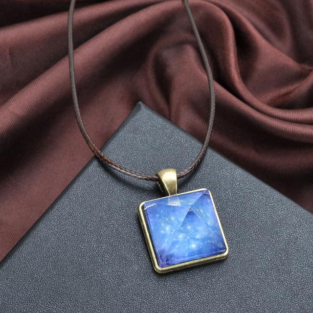 Collana piramide luminescente