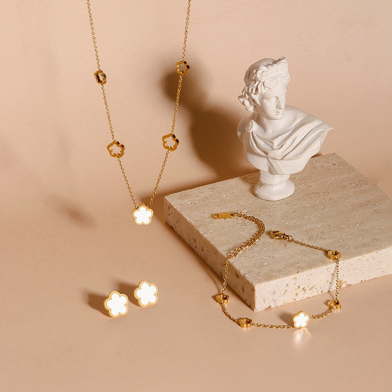 Collana fiore e guscio bianco