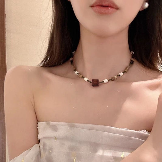 Collana vintage con perline e farfalla