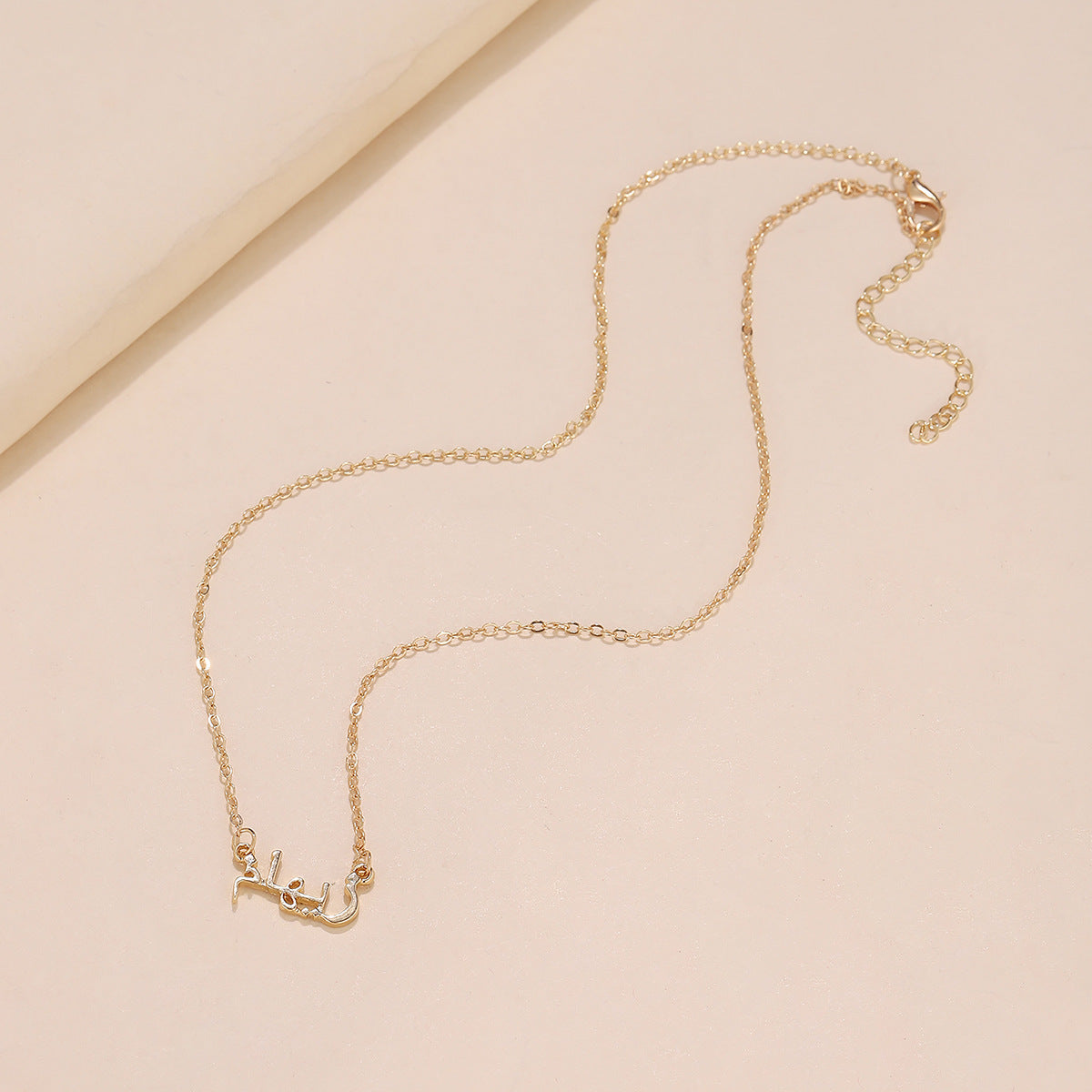 Collana con lettera araba