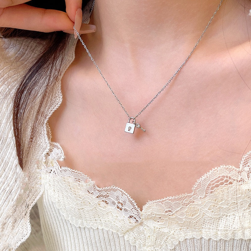 Collana con lucchetto in titanio acciaio