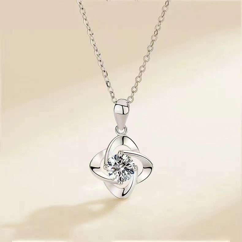 Collana clavicola con ciondolo