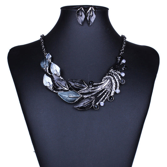 Collana foglia curva