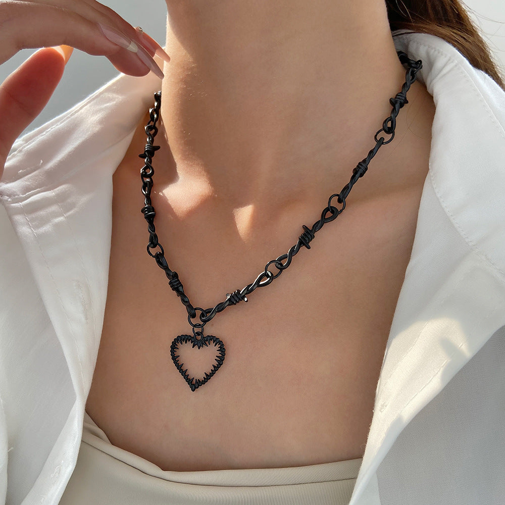 Collana cuore gotico con spine