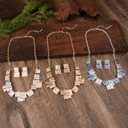 Set orecchini e collana geometrica