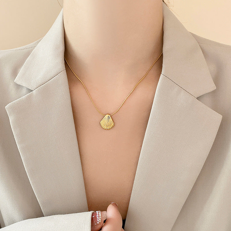 Collana conchiglia dorata di lusso